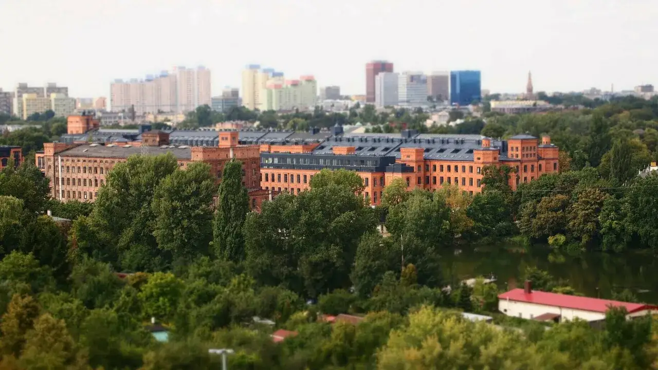 Ł&oacute;dź: ceglane fabryki i zieleń, idealne na jednodniową wycieczkę. Zobacz, co warto zobaczyć w Łodzi w jeden dzień, od industrialnych zabytk&oacute;w po parki.