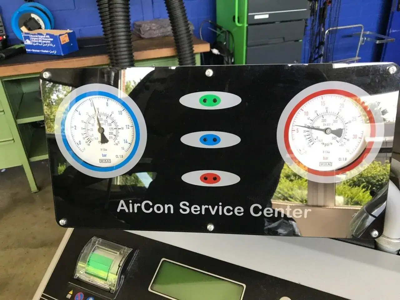 AirCon Service Center mit zwei Manometern, die Drücke anzeigen. Ein hochdruckgeber G65 ist Teil des Geräts.