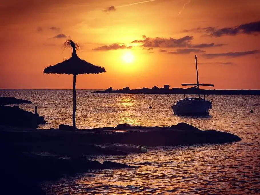 Coucher de soleil romantique sur une crique secrète en Espagne