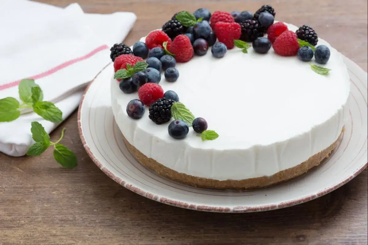Deliziosa torta con yogurt e frutti di bosco freschi, un dolce perfetto per ogni occasione.
