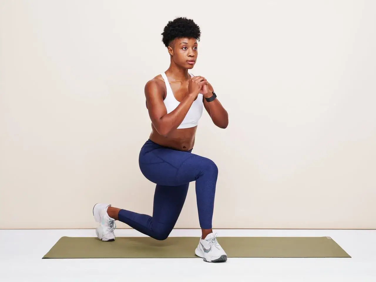 Frau macht Ausfallschritte f&uuml;r ein effektives HIIT Training zuhause.