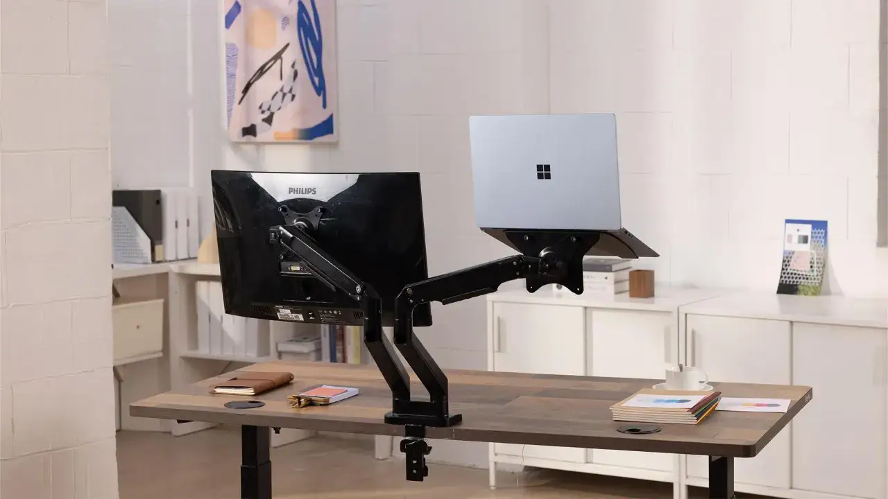 Ergonomiczne stanowisko pracy: jak pracować na dwóch monitorach, z laptopem i monitorem Philips na regulowanym ramieniu.