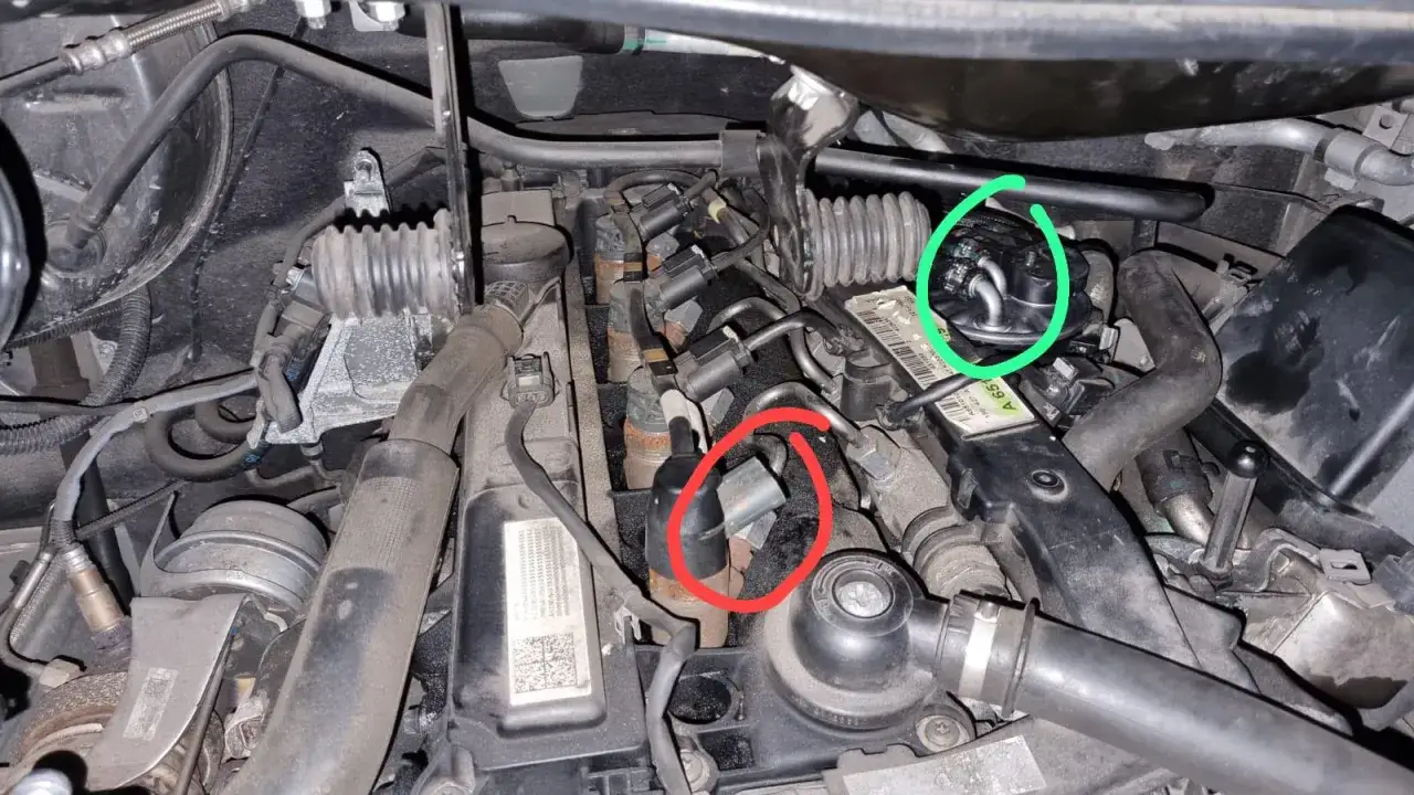 Motorutrymme p&aring; en Mercedes Vito med markerade komponenter som kan indikera ett mercedes vito problem.