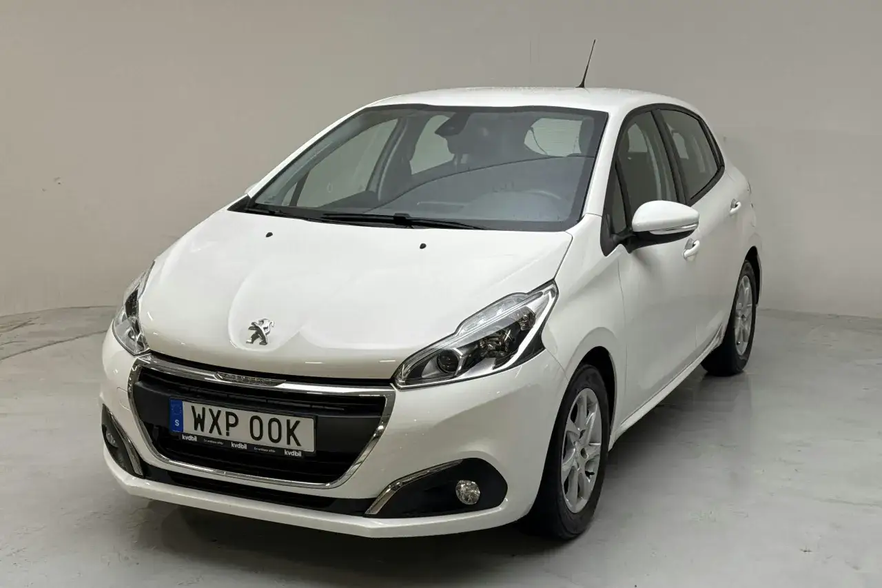 Vit Peugeot 208, redo för en provkörning. Registreringsskylten är WXP OOK.