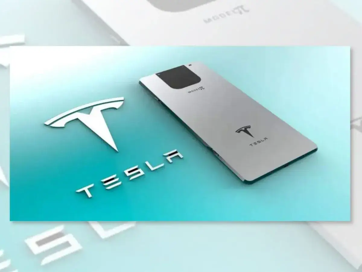 Srebrny telefon z logo Tesli i napisem