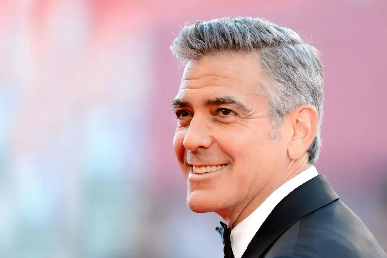 George Clooney mit stilvollen grauen Haaren, eine Inspiration für graue Haare Herren Frisuren ab 50.