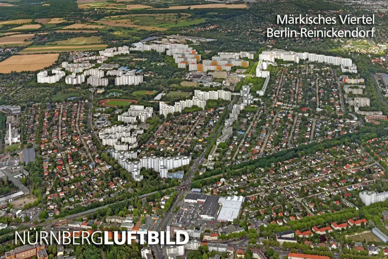 Luftaufnahme des Märkischen Viertels in Berlin-Reinickendorf. Ein Beispiel für einen urbanen Raum, der Wohnblöcke und Einfamilienhäuser vereint.