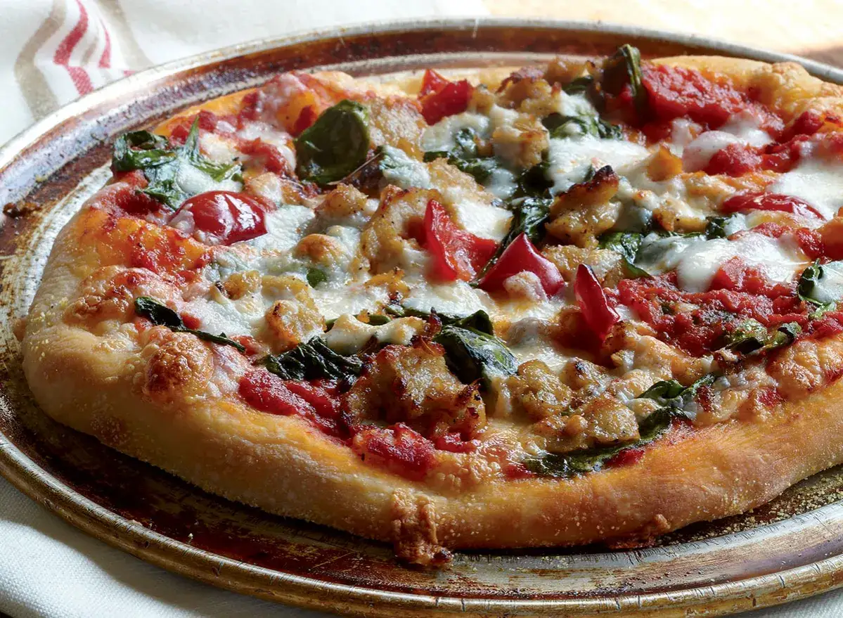 Apetyczna pizza na redukcji z chudym mięsem, szpinakiem i papryką. Idealna dla dbających o linię.