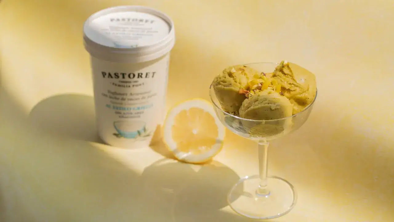 Glace au yaourt grec onctueuse, garnie de pistaches et de zestes de citron. Parfait pour une recette facile et rafra&icirc;chissante.