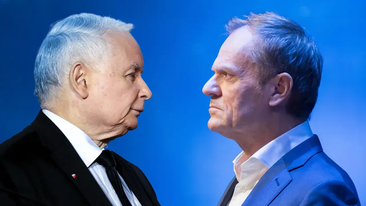 Jarosław Kaczyński i Donald Tusk patrzą na siebie. Czy rządy PiS do kiedyś się skończą?