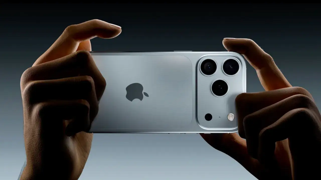 H&auml;nder h&aring;ller en iPhone 11 Pro i liggande l&auml;ge, med fokus p&aring; den avancerade kameran.