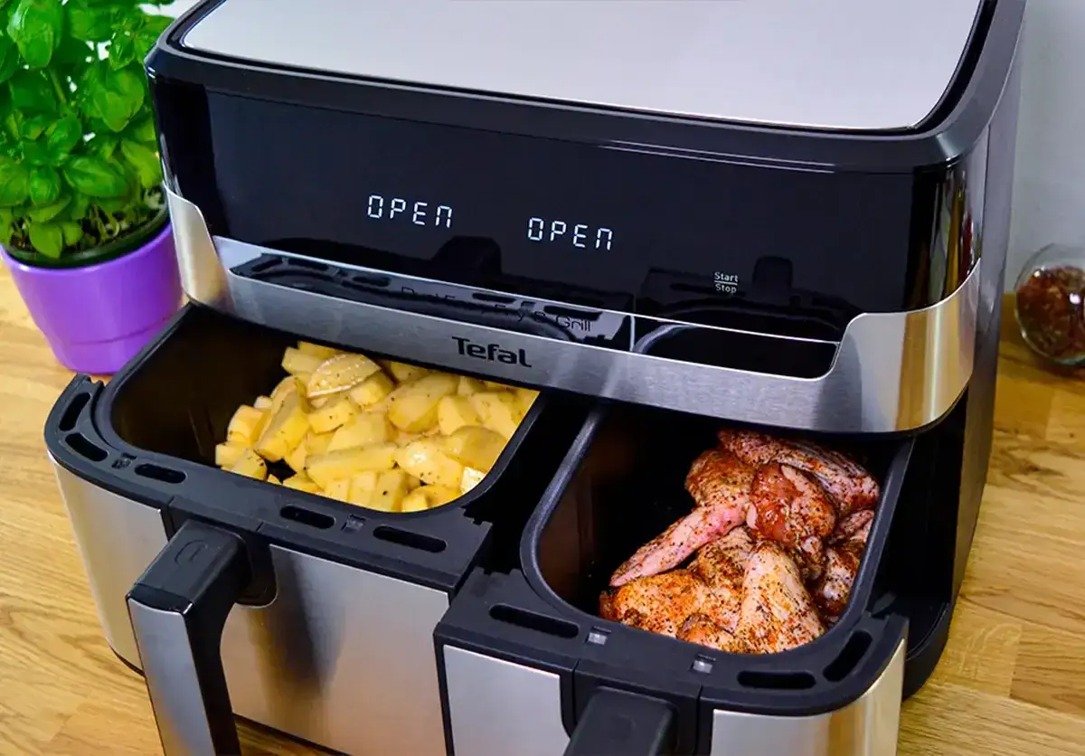 Opiekacz Tefal z dwoma szufladami: w jednej surowe ziemniaki, w drugiej kurczak. Różnica między frytkami z mikrofali a frytkami z opiekacza będzie widoczna!