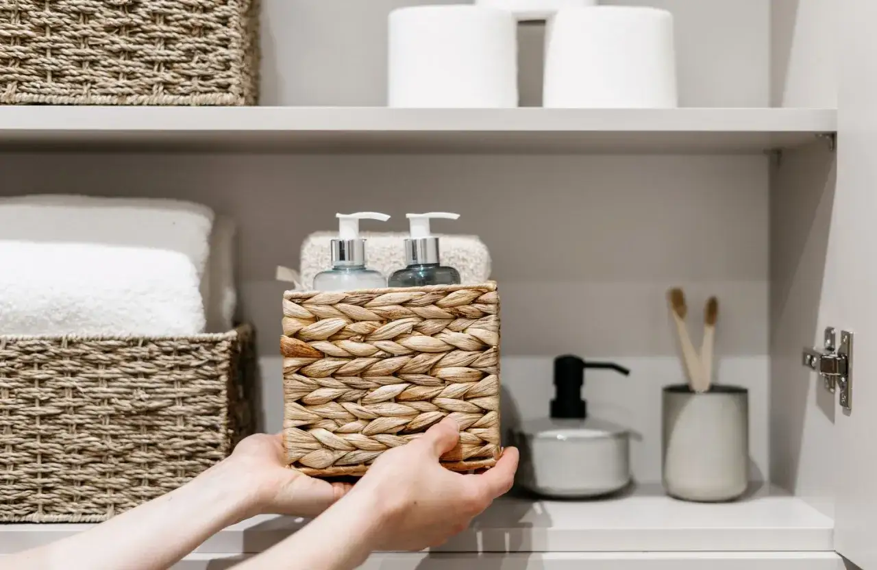 Maintenant, je sais o&ugrave; jeter les produits de beaut&eacute; p&eacute;rim&eacute;s : dans ce panier en osier, &agrave; c&ocirc;t&eacute; des serviettes et des rouleaux de papier toilette.