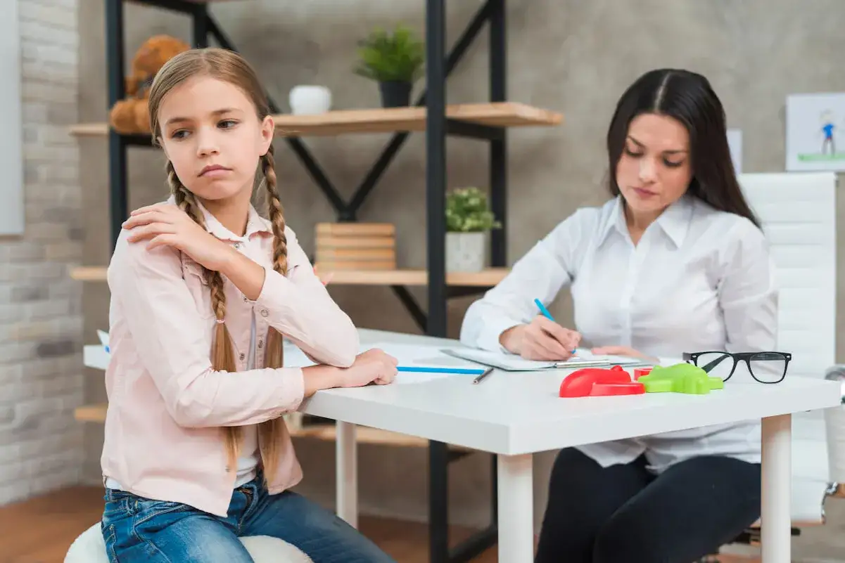 Uczeń rozmawiający z psychologiem szkolnym, poradnia psychologiczno-pedagogiczna