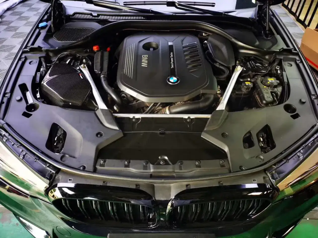 Silnik BMW TwinPower Turbo z karbonową obudową filtra powietrza. B58 gotowy do akcji.