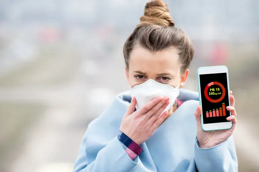 osoba zgłaszająca smog telefonem lub zanieczyszczone powietrze