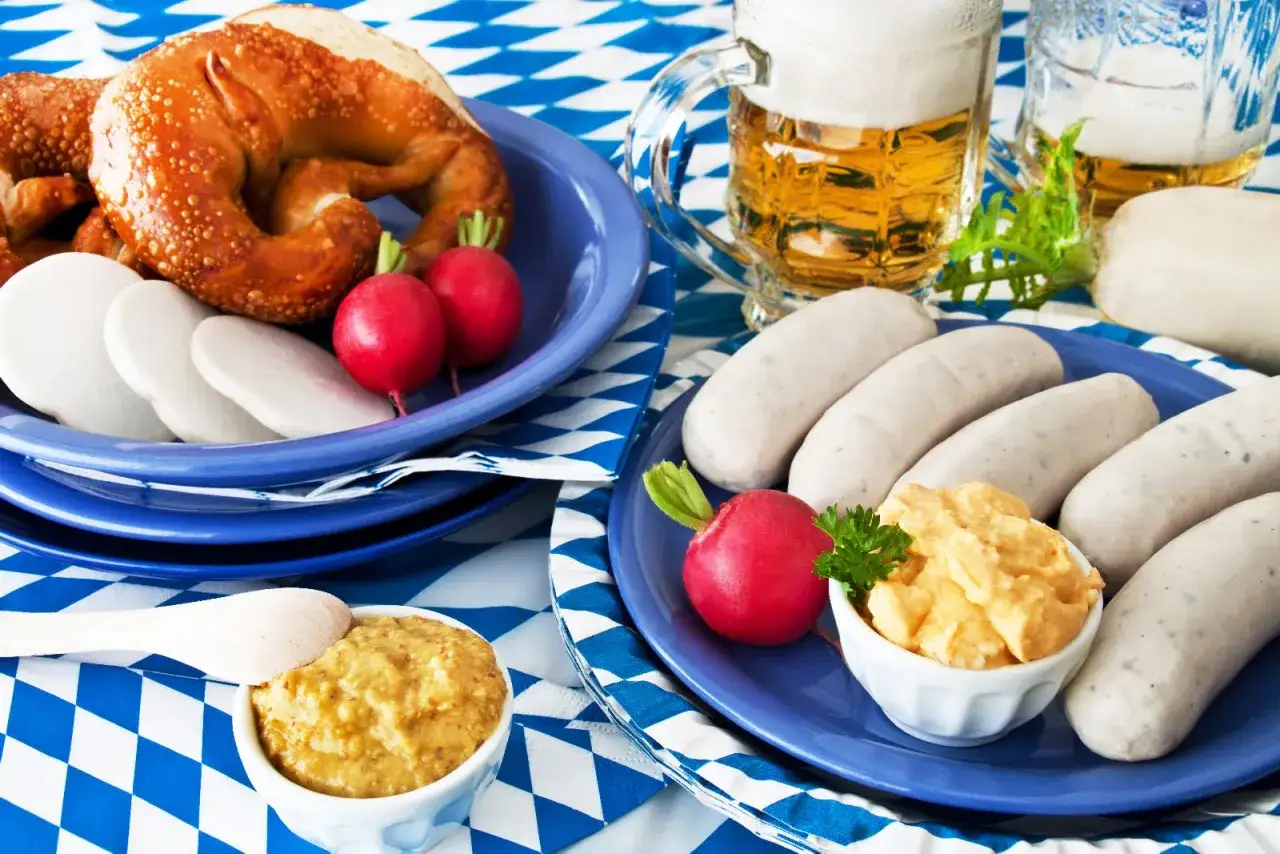 Un assaggio di oktoberfest cibo: pretzel, salsicce bianche, ravanelli, senape e birra.