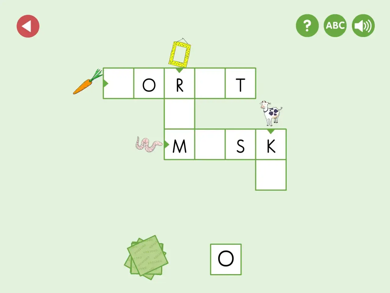 En morot pekar mot ett korsord där bokstäverna O, R, T, M, S, K syns. En mask, en ko och en gul ram finns också. Det är ett korsord med 4 bokstäver.