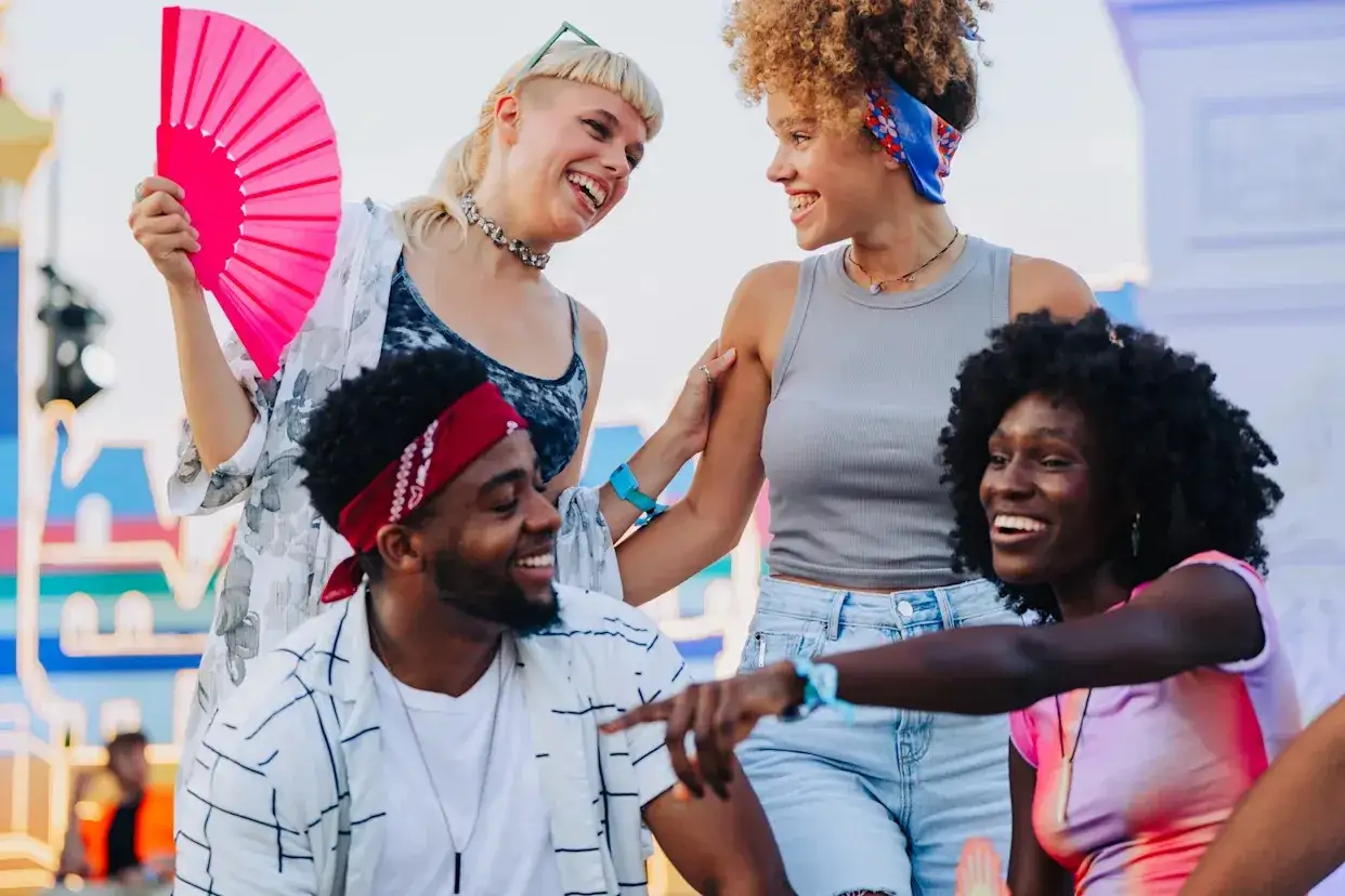 R&oacute;żne rodzaje muzyki, od rocka po pop, bawią ludzi na festiwalu. Uśmiechnięci przyjaciele cieszą się wsp&oacute;lnym czasem.