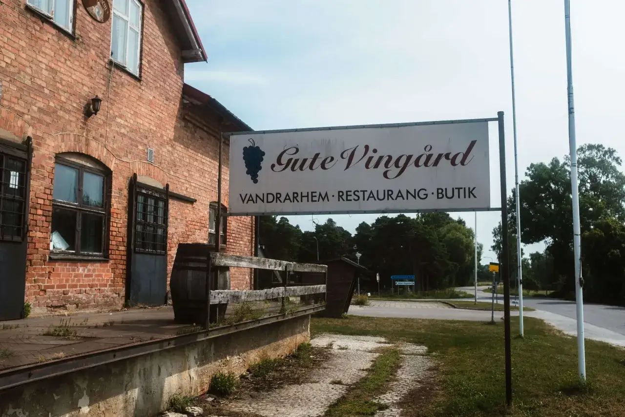 Gute Ving&aring;rd i Hablingbo erbjuder vandrarhem, restaurang och butik. En skylt visar v&auml;gen till denna mysiga ving&aring;rd.