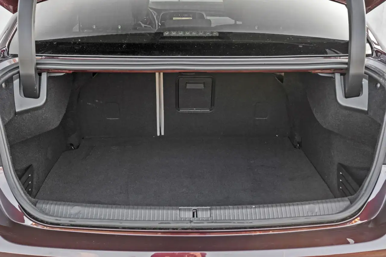 Pusty bagażnik renault talisman kombi, gotowy na wakacyjne wyjazdy i zakupy.