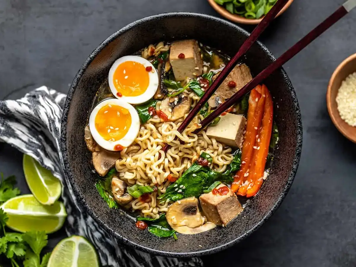 Pyszne ramen z jajkiem, tofu, grzybami i papryką. Idealny przepis, jak zrobić ramen w domu.