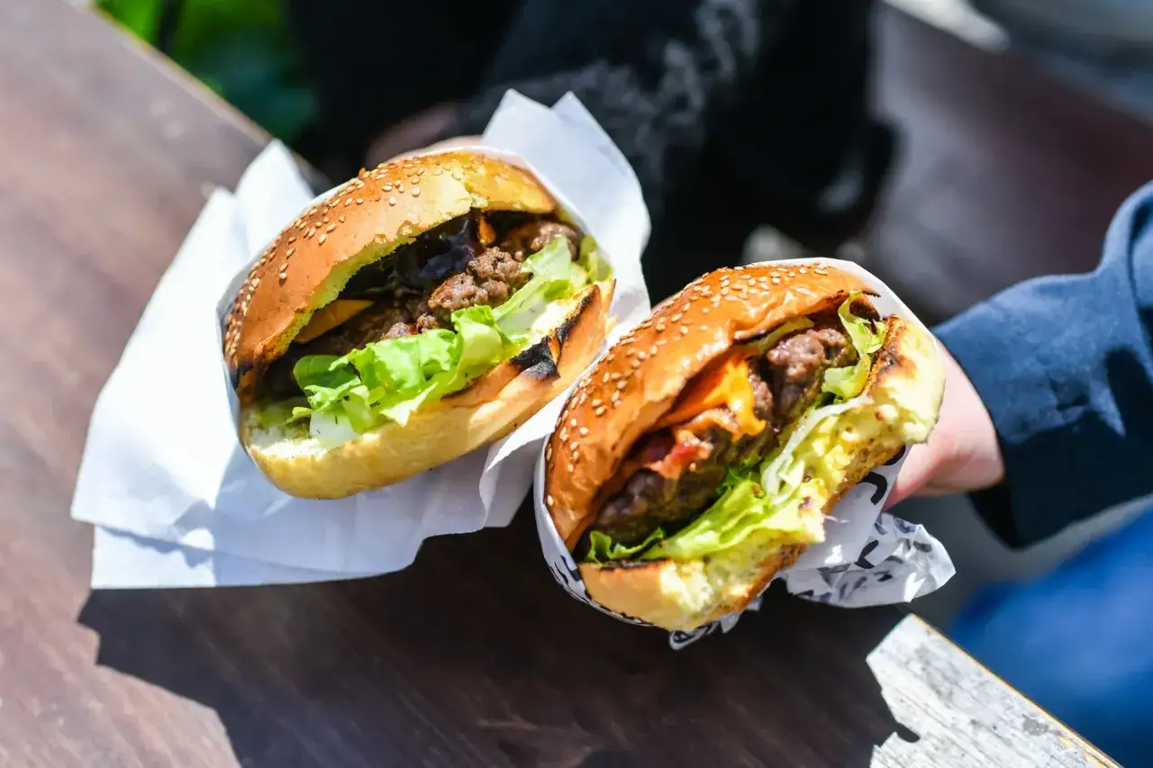 burger z nietypowymi dodatkami