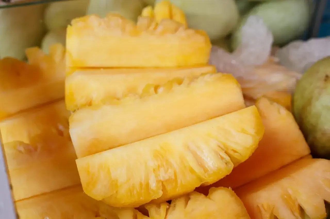 Pokrojony ananas, pełen witamin i bromelainy, kusi soczystością. Jego ananas właściwości zdrowotne czynią go idealnym owocem.