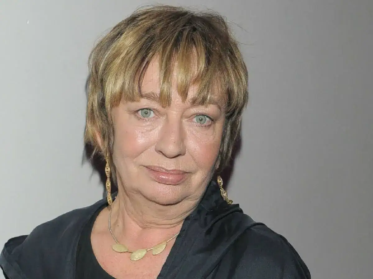 Ewa Szykulska, znana z wielu filmów, z charakterystycznym spojrzeniem i złotą biżuterią.