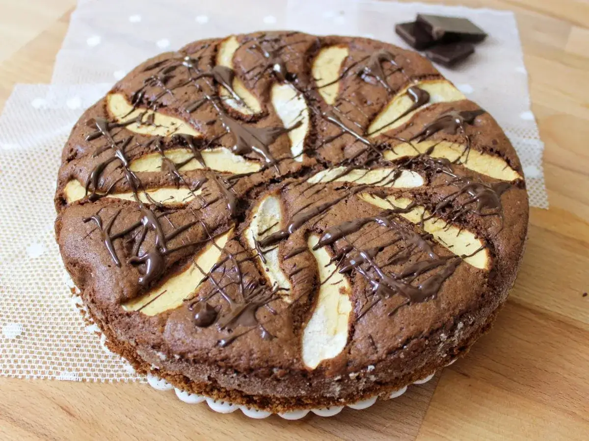 Deliziosa torta di mele e cioccolato, con mele a spicchi e una golosa glassatura al cioccolato fondente.