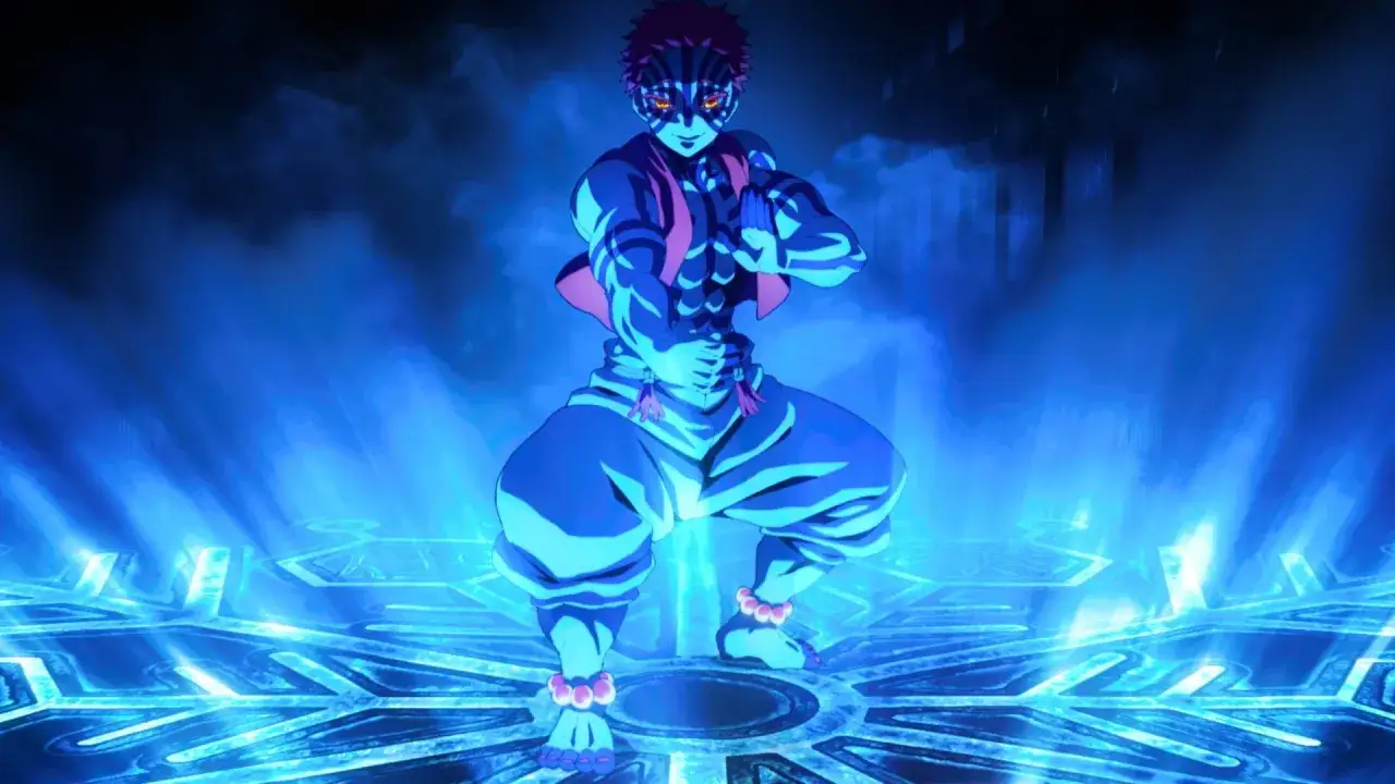 Akaza, der Dämon aus Demon Slayer: Kimetsu no Yaiba Infinity Castle, steht in blauer Energie.