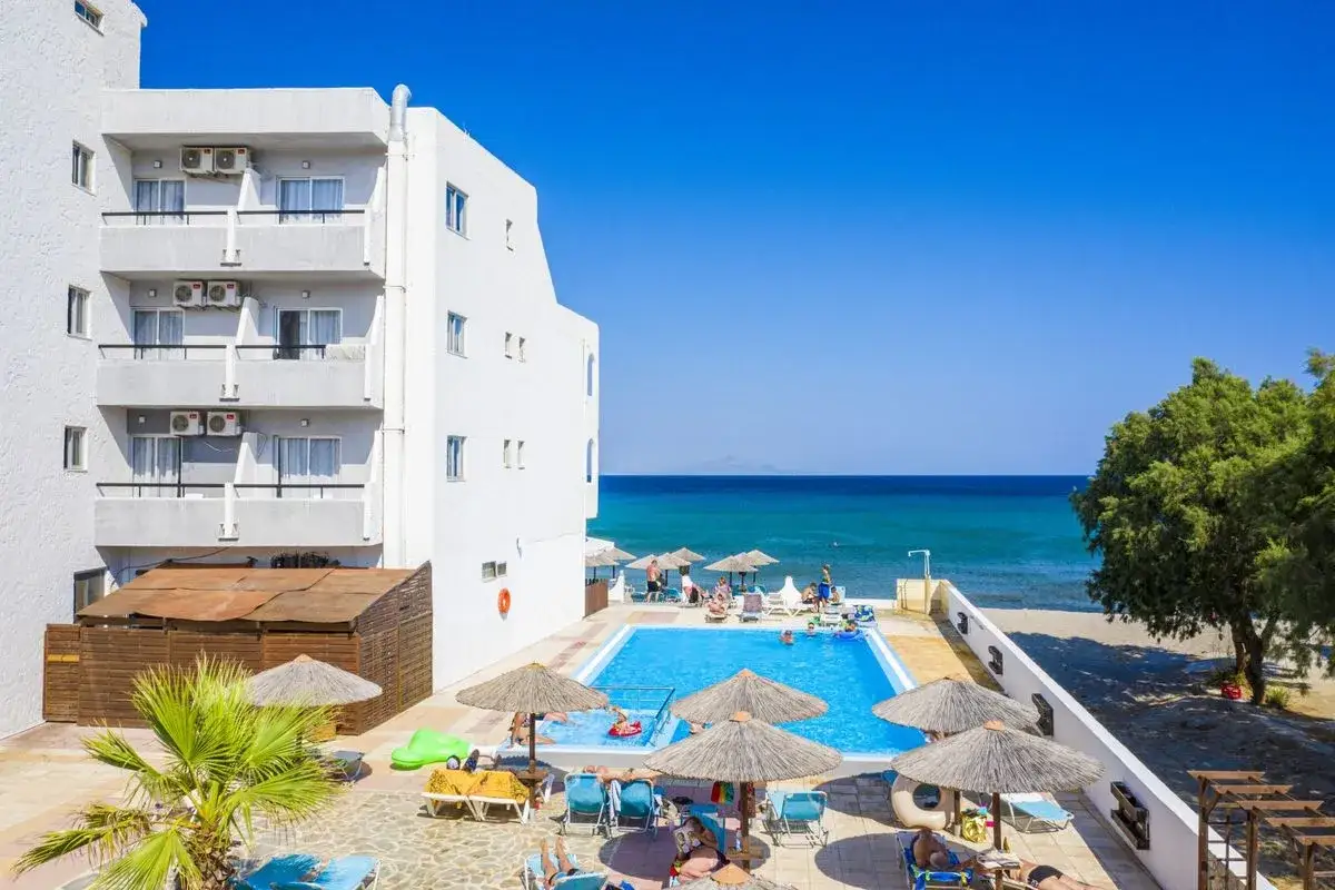 Wypoczynek na wyspie w **island maya resort**. Basen, plaża i błękitne morze czekają na gości.