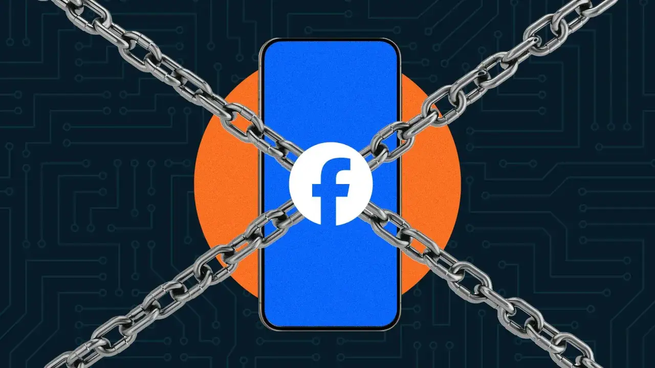 Telefon z logo Facebook, spętany łańcuchami. Czy można odzyskać usunięte konto na FB?
