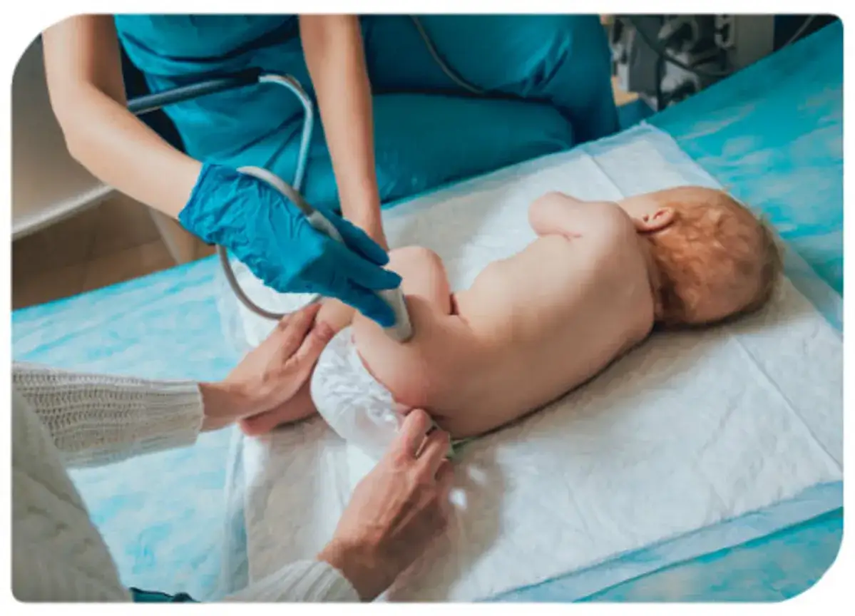 Badanie USG bioderek niemowlaka, czyli strzelanie kości u niemowlaka, to ważny etap diagnostyki.