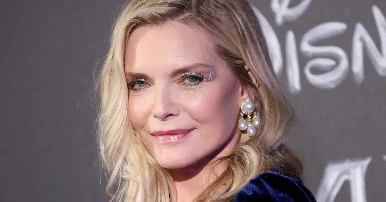 Michelle Pfeiffer, znana aktorka amerykańska, w eleganckim naszyjniku z pereł.