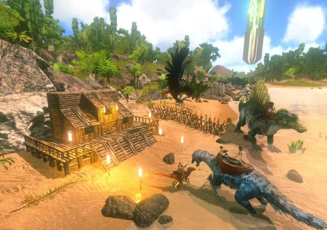 Dinozaury i gracze na plaży, budowa drewnianej bazy, pochodnie. To scena z gry Ark Survival Evolved, która pokazuje, jak wymagania sprzętowe wpływają na grafikę.