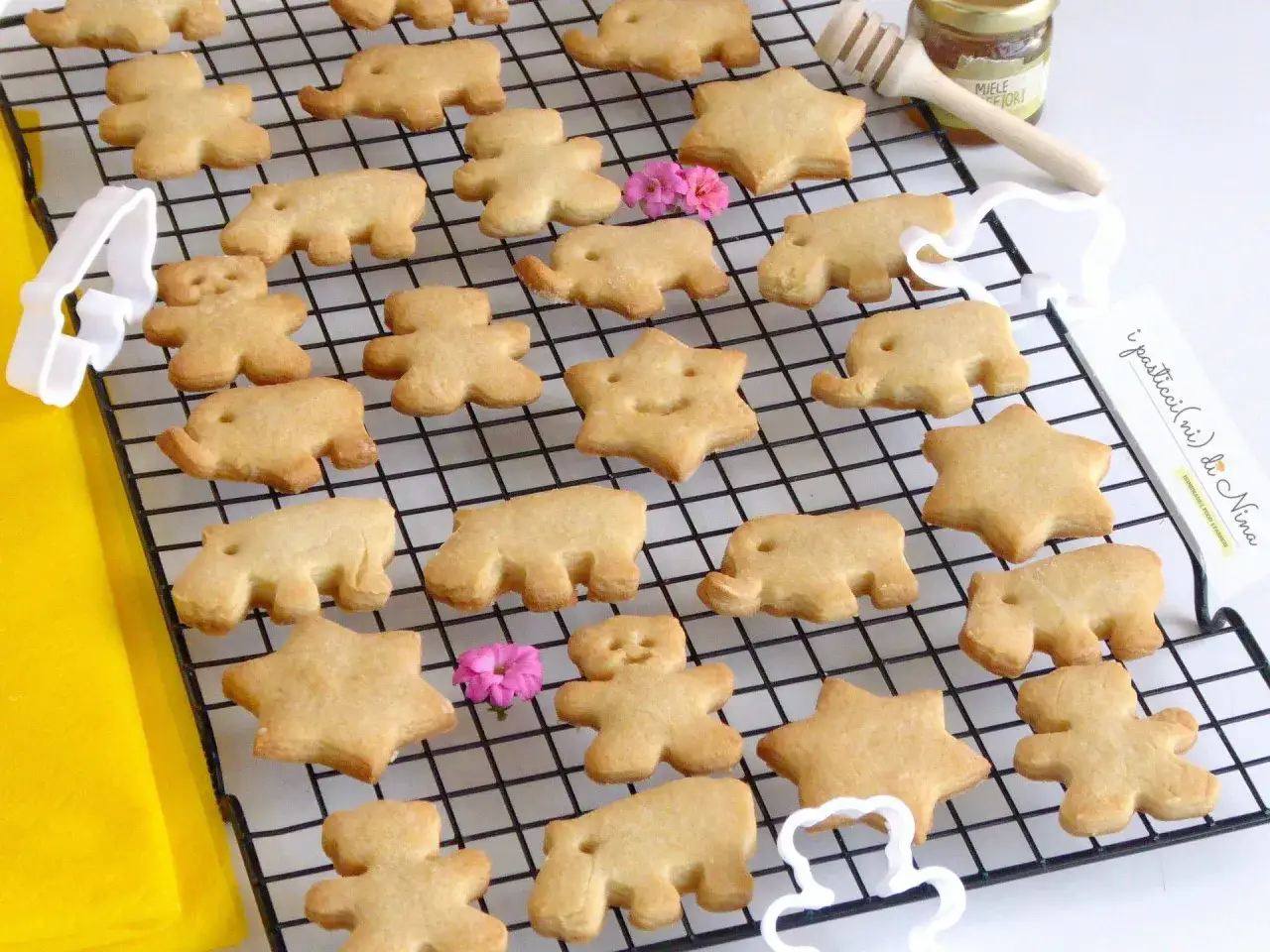 Biscotti da fare con i bambini con le formine a forma di orsetto, elefante e stella, pronti per essere decorati.