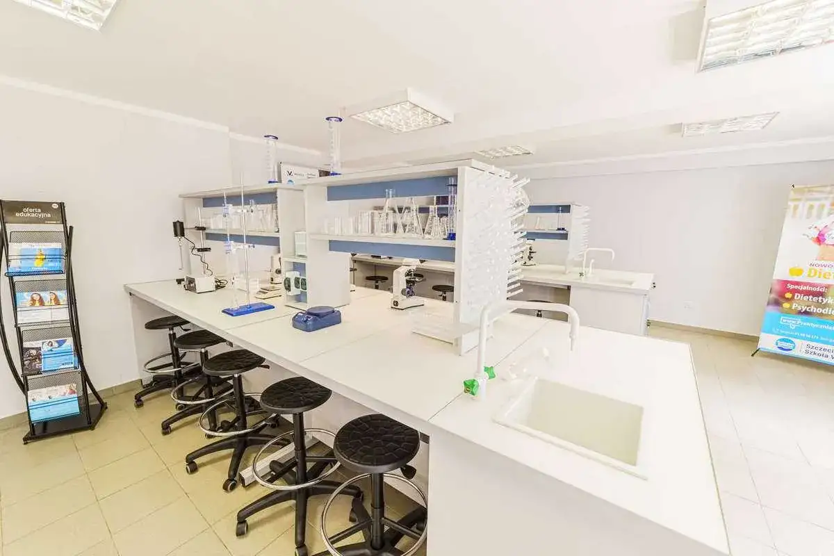 Nowoczesne laboratorium do dietetyka studia niestacjonarne. Szkło laboratoryjne, mikroskop i stanowiska do pracy.