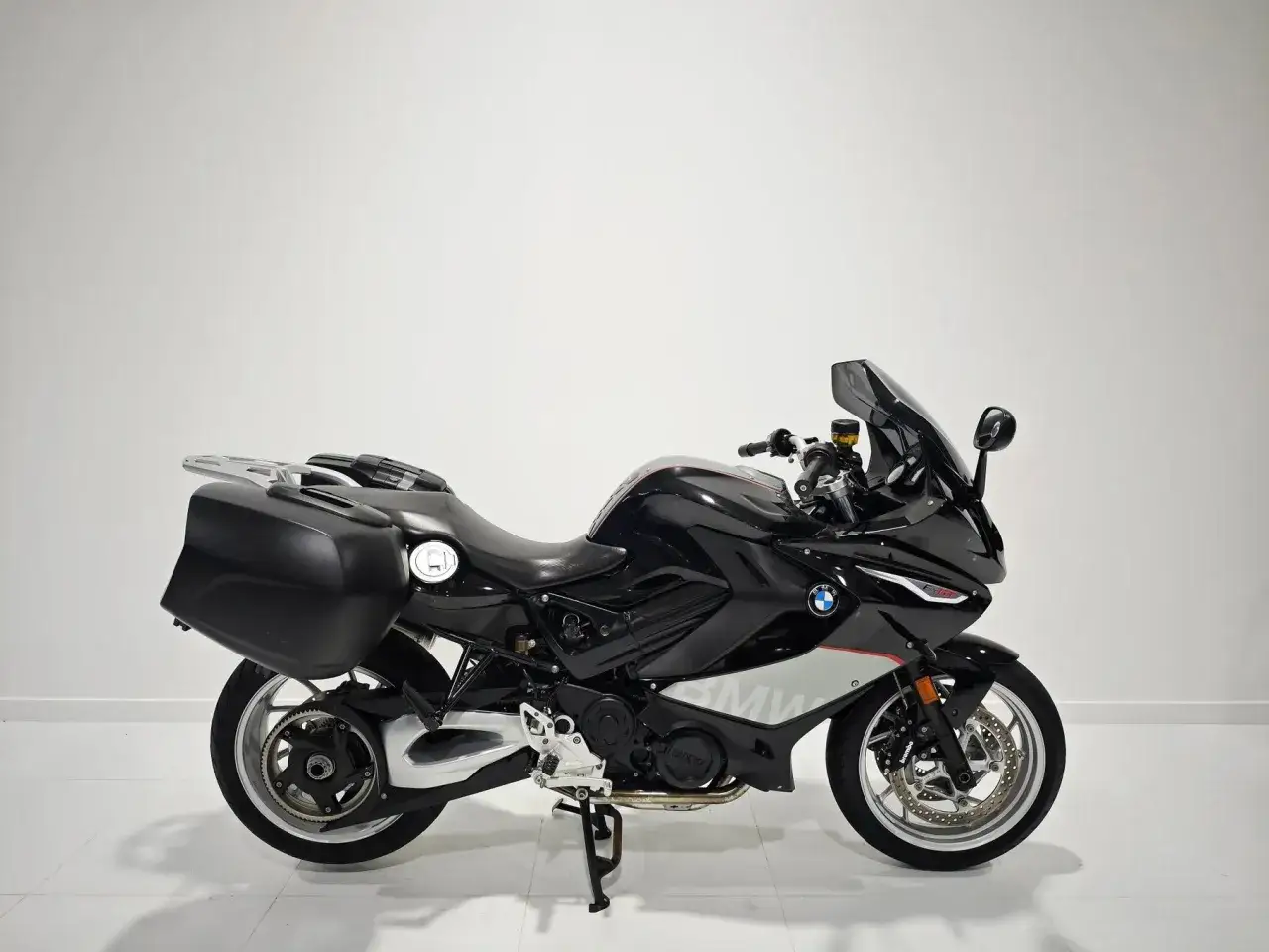 Czarny motocykl BMW F800GT z kuframi, gotowy na dalekie podróże.