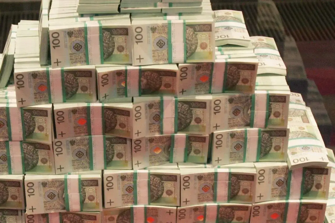 Góry banknotów 100 zł. Prawdziwa historia Polaka, który wygrał w Eurojackpot i stracił wszystko w rok.