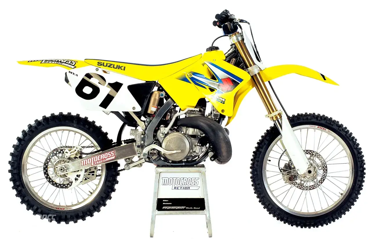 Żółty Suzuki RM 250 2t z numerem 61. Moc tego dwusuwowego potwora to temat dyskusji, ale z pewnością ma mnóstwo koni!