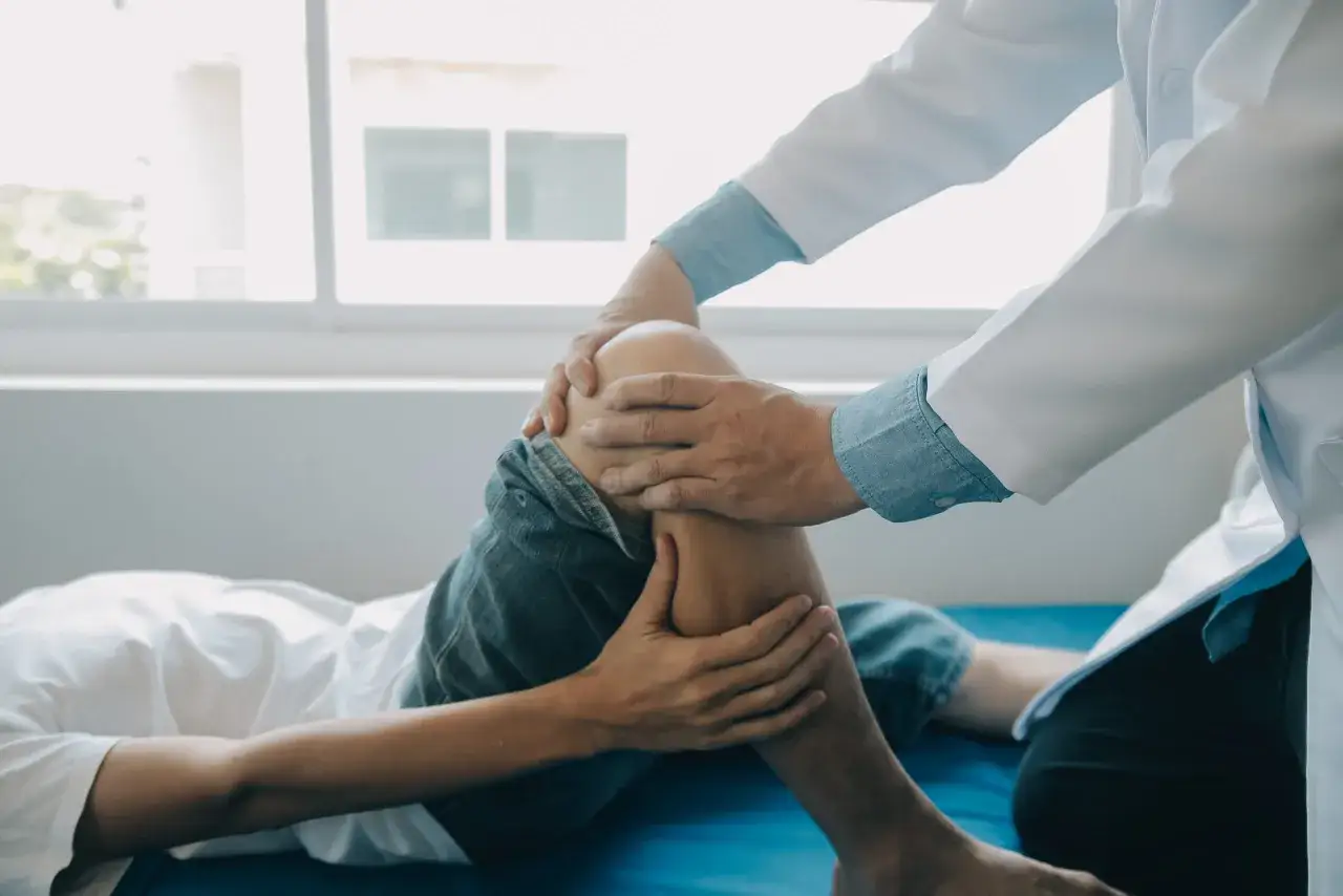 Fizjoterapeuta pracuje z pacjentem