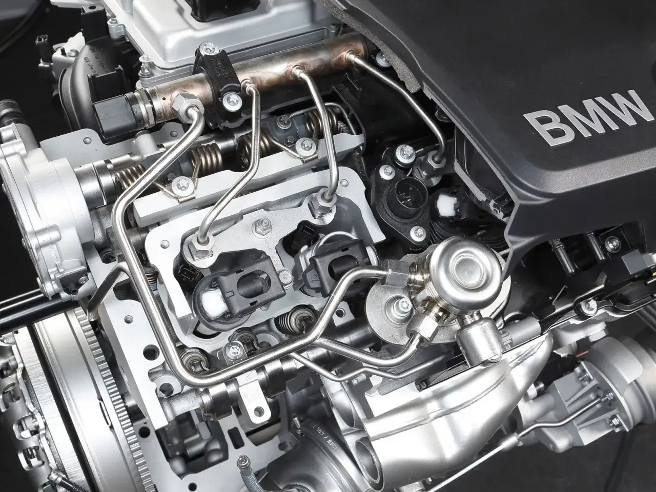 Silnik BMW N20 z widocznymi wtryskiwaczami, przewodami paliwowymi i turbosprężarką.