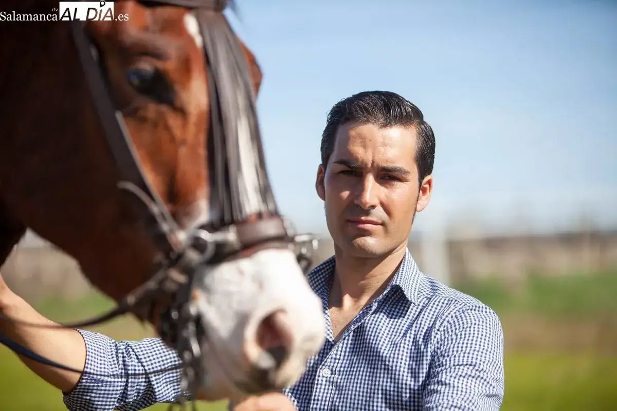 Alberto Sandoval, picador, posa junto a su caballo casta&ntilde;o con brida.