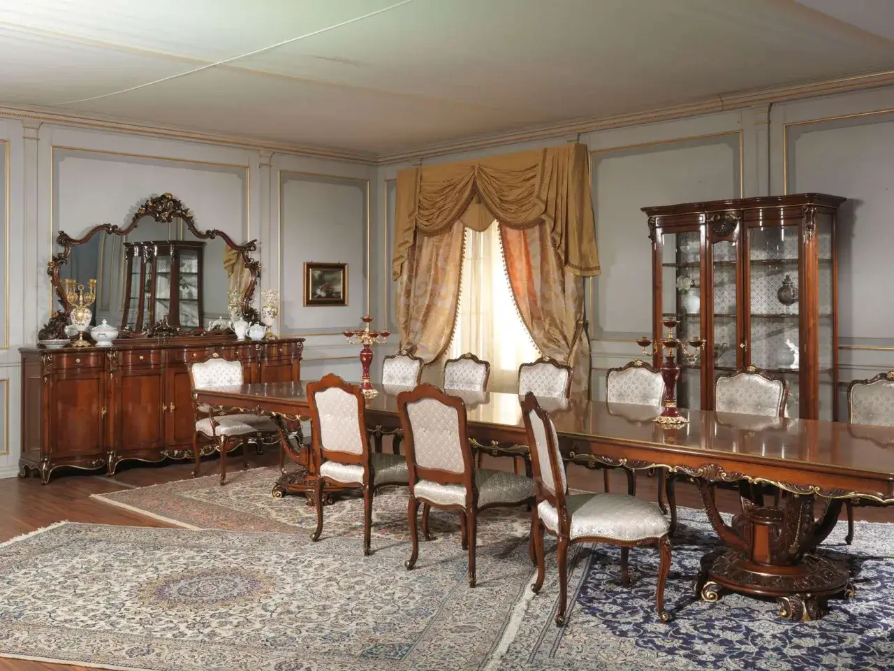 Salle &agrave; manger luxueuse, style Louis XV, avec une grande table en bois, des chaises capitonn&eacute;es, un buffet orn&eacute; et une vitrine. Caract&eacute;ristiques du style Louis XV : courbes &eacute;l&eacute;gantes, ornements dor&eacute;s.