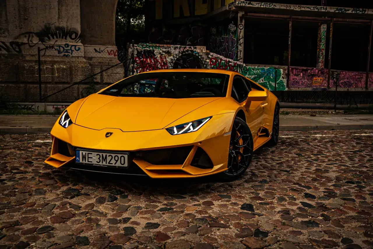Lamborghini na tle polskiej drogi