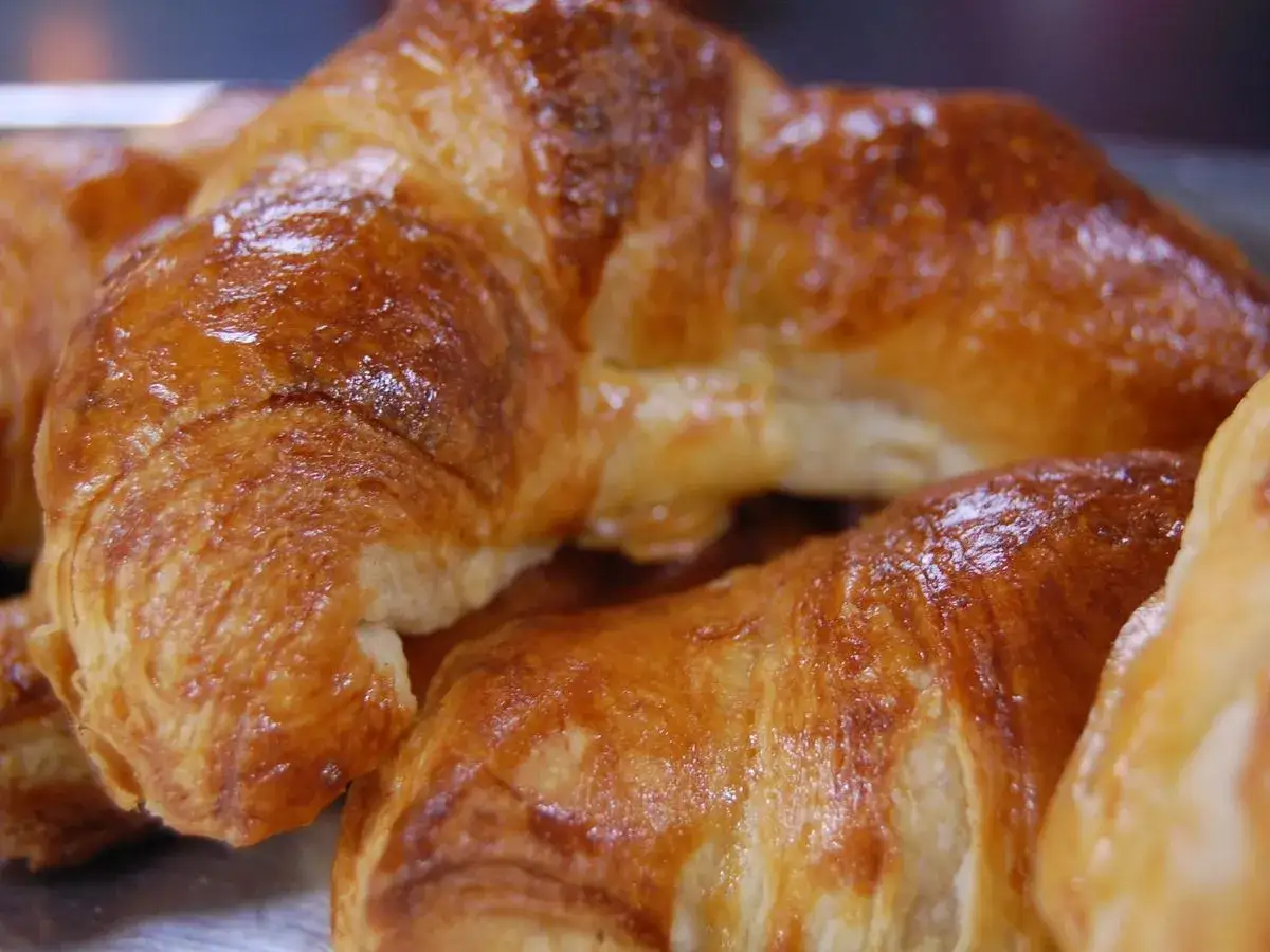 Gyllene, krispiga croissanter, perfekta för ett enkelt croissant recept.