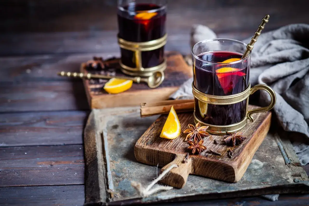 Grzaniec z whisky, pomarańczą i przyprawami korzennymi. Idealny na zimowe wieczory.