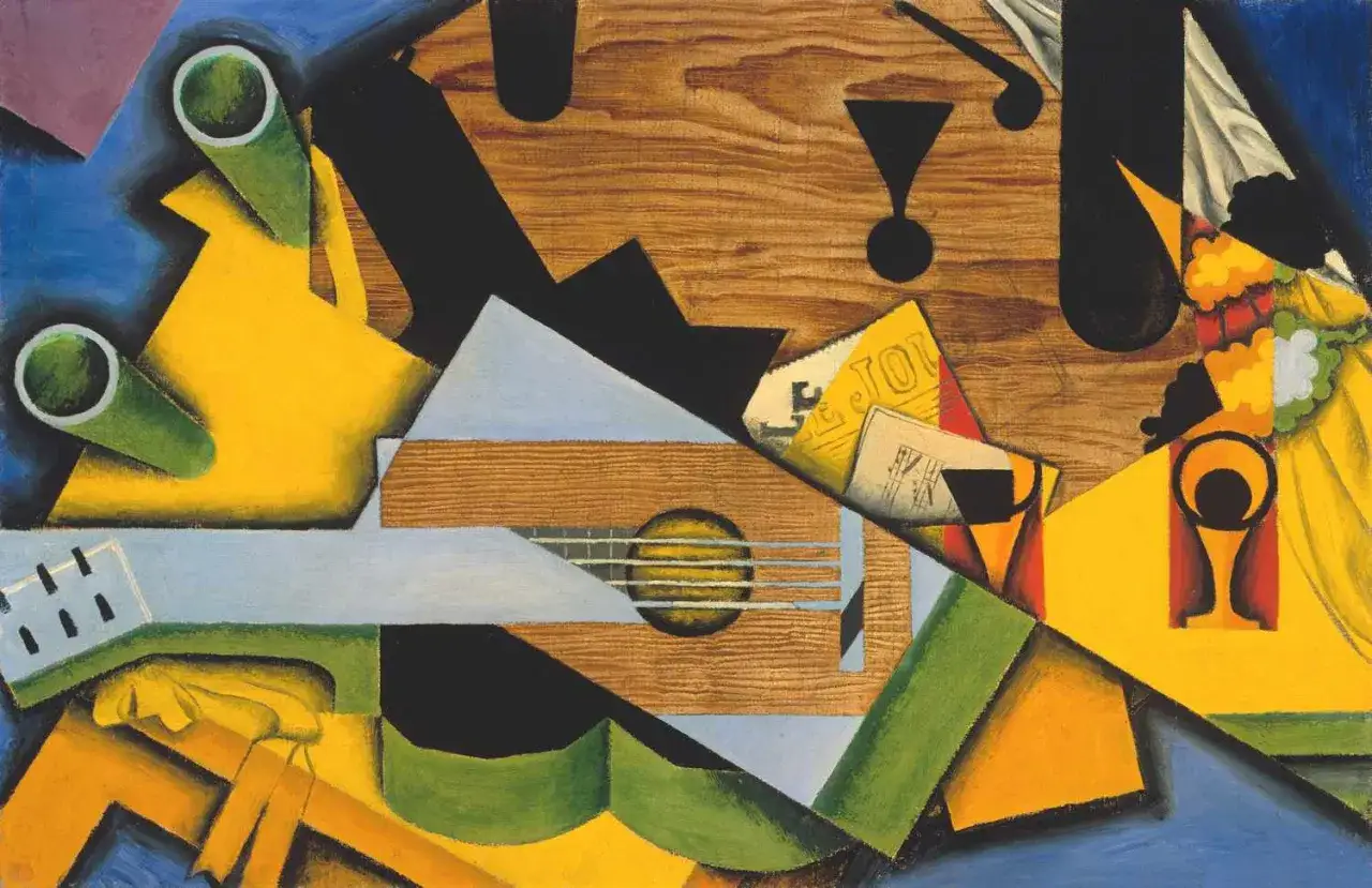 Obraz w stylu kubizm przedstawia gitarę, gazety i inne przedmioty w geometrycznych kształtach.