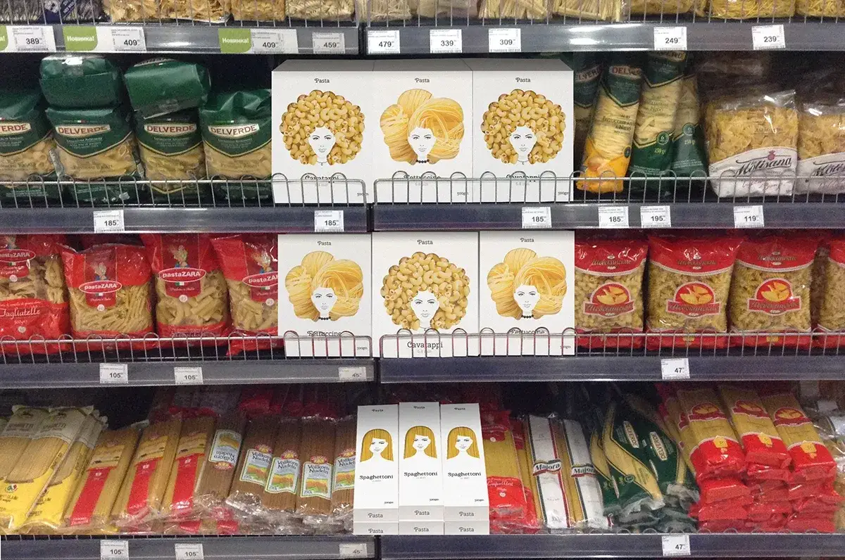 Różne rodzaje makaronu w opakowaniach na półce sklepowej